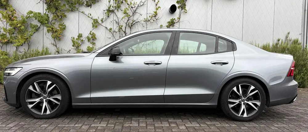 Volvo S60 2.0 B4 R-Design uit 2021, foto 2