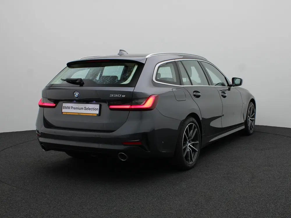 BMW 3-serie Touring 330e Business Edition uit 2022, foto 2