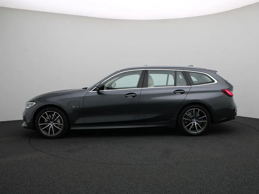 BMW 3-serie Touring 330e Business Edition uit 2022, foto 4