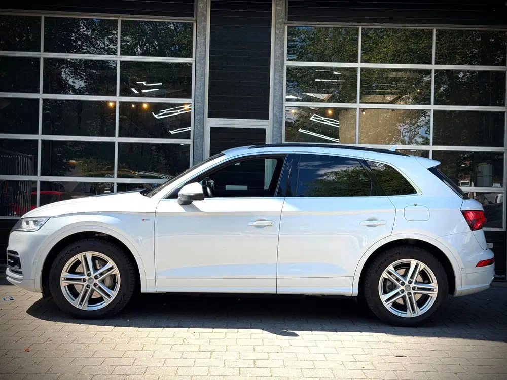 Audi Q5 55 TFSI e Quattro S-LINE uit 2020, foto 2