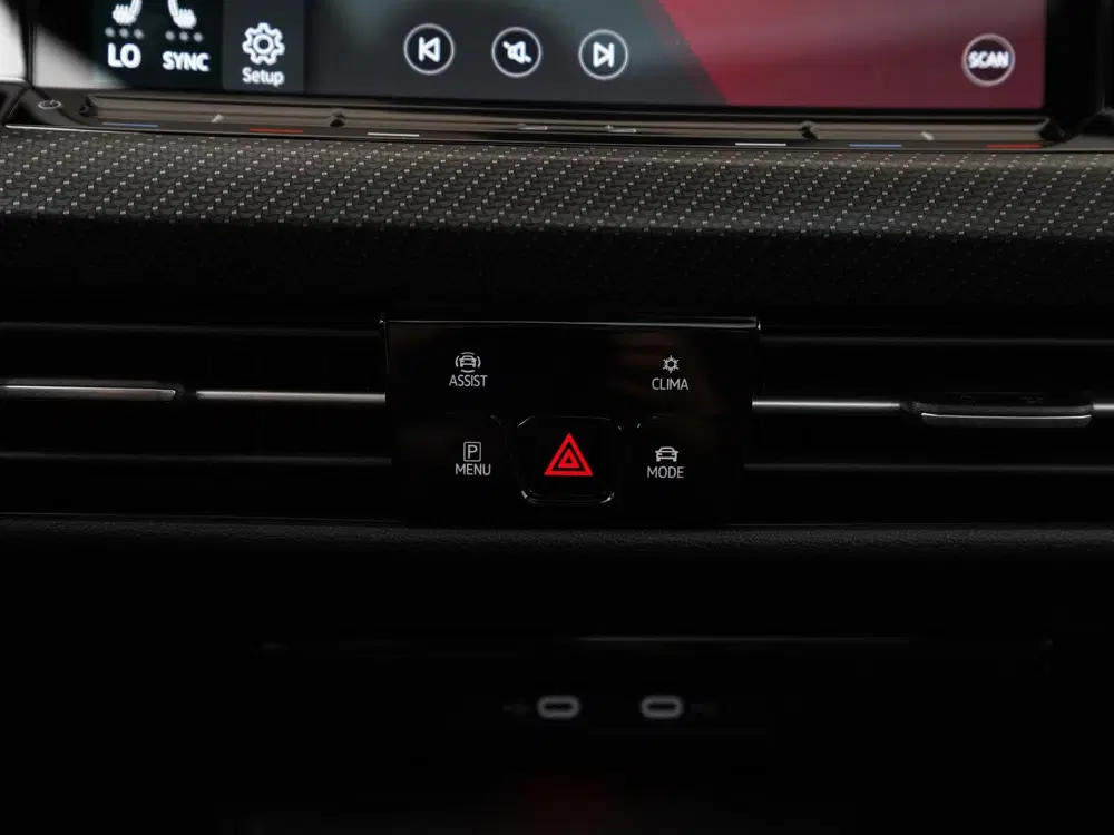 Volkswagen Golf 1.5 eTSI R-Line DSG uit 2023, foto 12