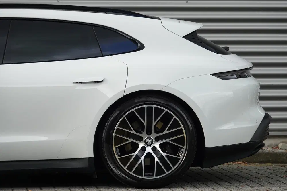 Porsche Taycan Sport Turismo uit 2023, foto 10