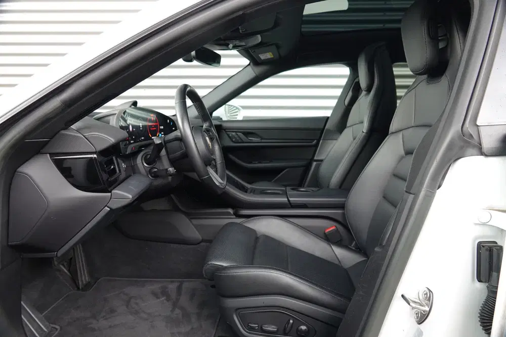 Porsche Taycan Sport Turismo uit 2023, foto 11