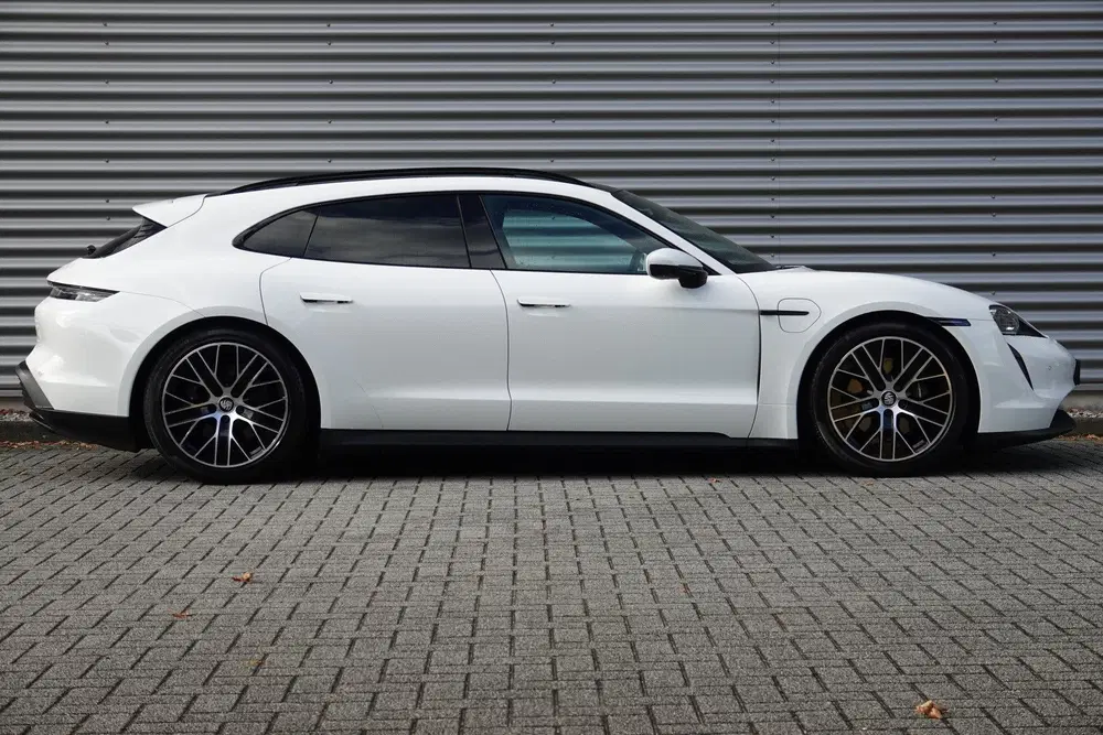 Porsche Taycan Sport Turismo uit 2023, foto 12