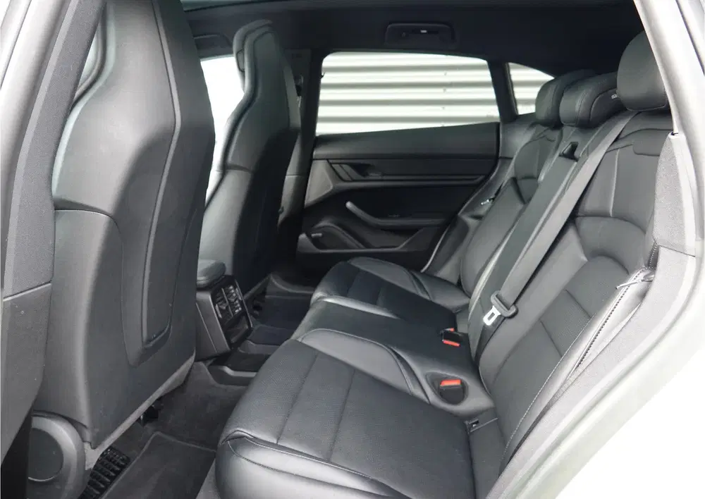 Porsche Taycan Sport Turismo uit 2023, foto 13
