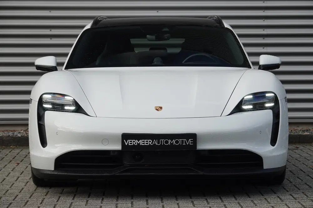 Porsche Taycan Sport Turismo uit 2023, foto 2
