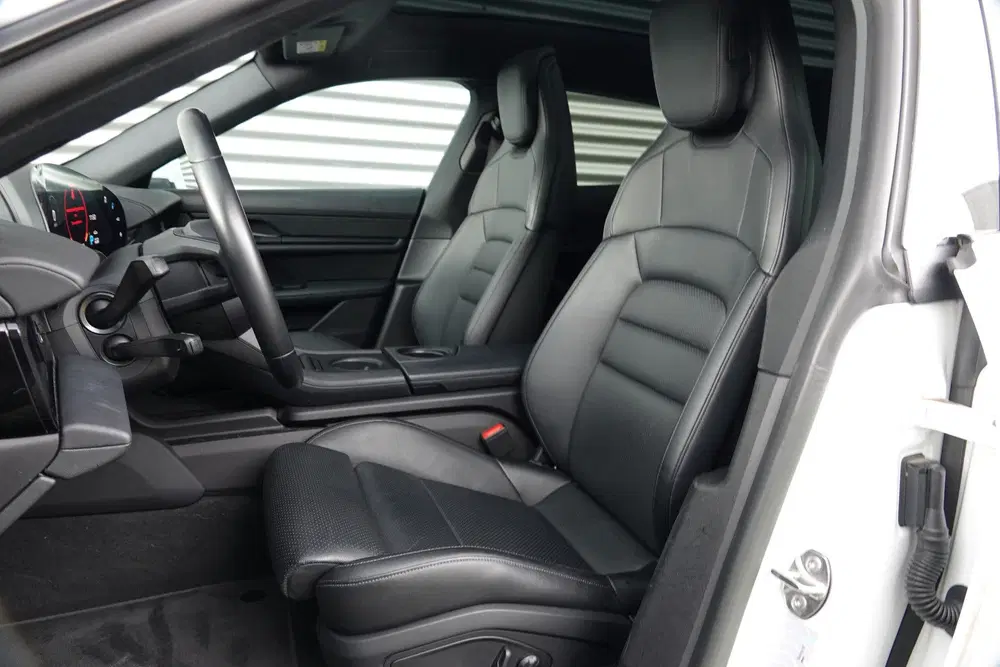 Porsche Taycan Sport Turismo uit 2023, foto 4