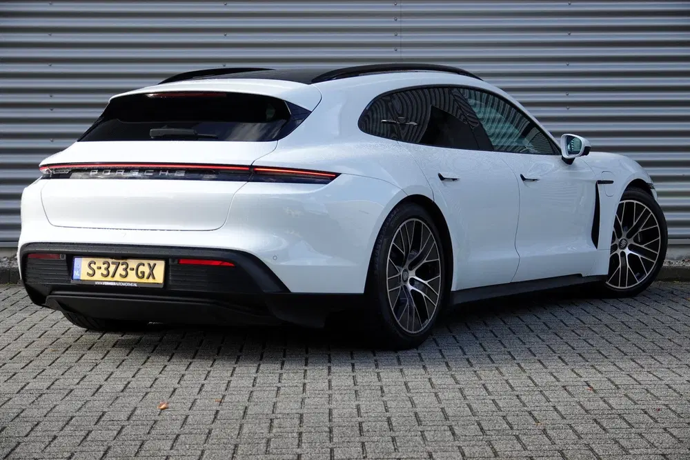 Porsche Taycan Sport Turismo uit 2023, foto 5