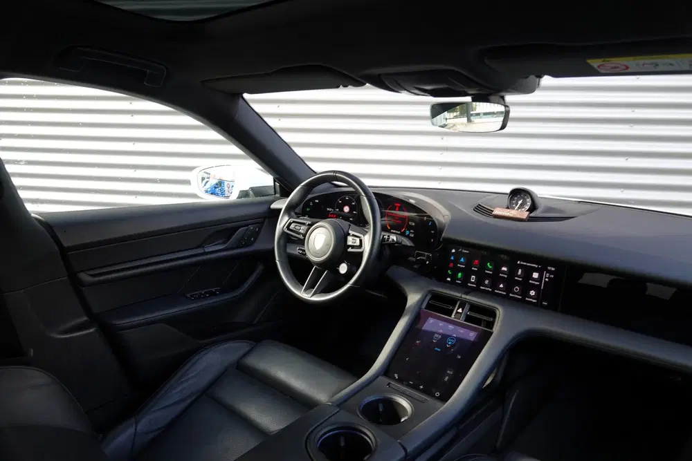 Porsche Taycan Sport Turismo uit 2023, foto 9