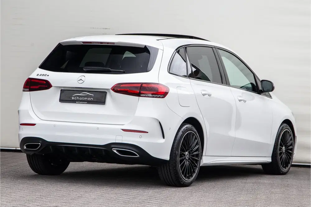 Mercedes-Benz B-Klasse 250 e AMG Night Edition uit 2022, foto 2
