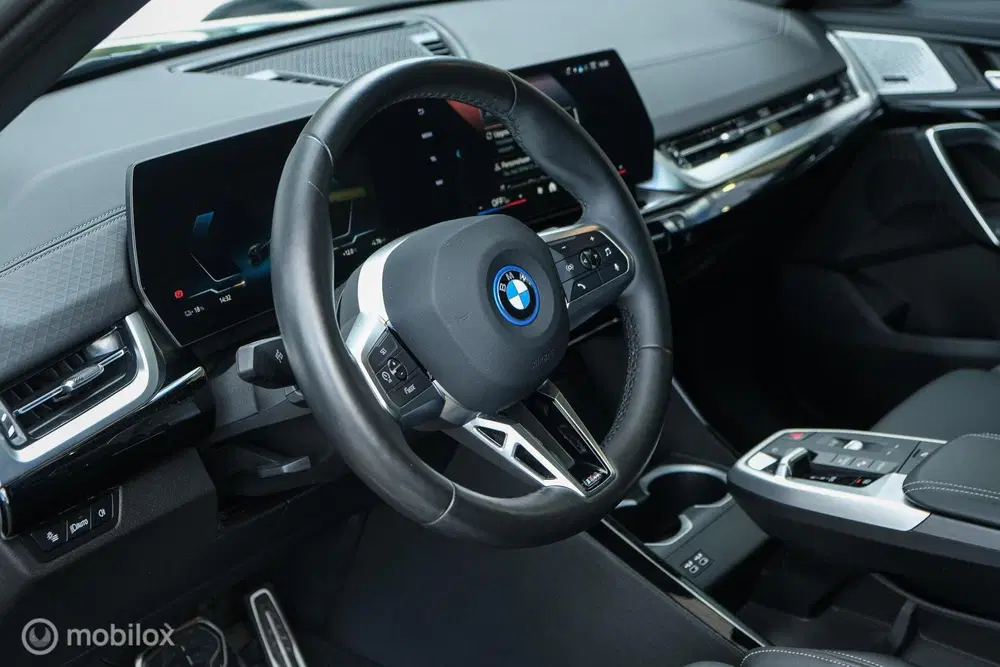 BMW iX2 eDrive20 67 kWh uit 2024, foto 2