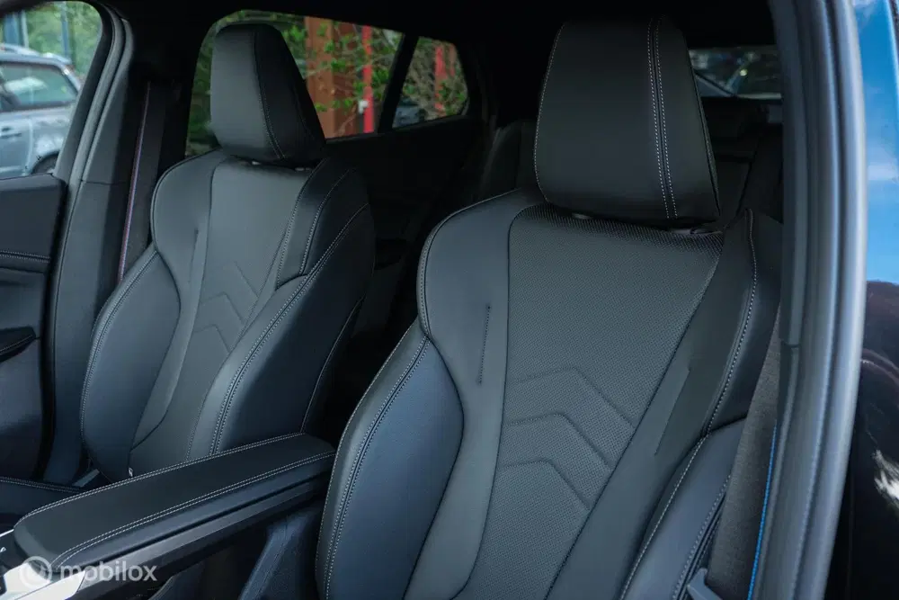 BMW iX2 eDrive20 67 kWh uit 2024, foto 4