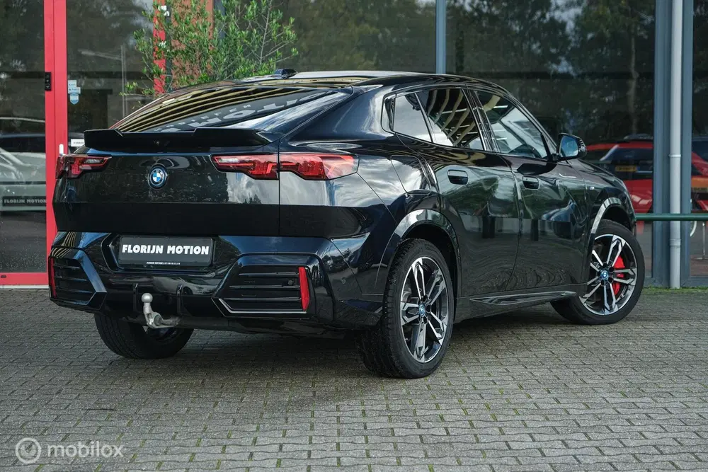 BMW iX2 eDrive20 67 kWh uit 2024, foto 7