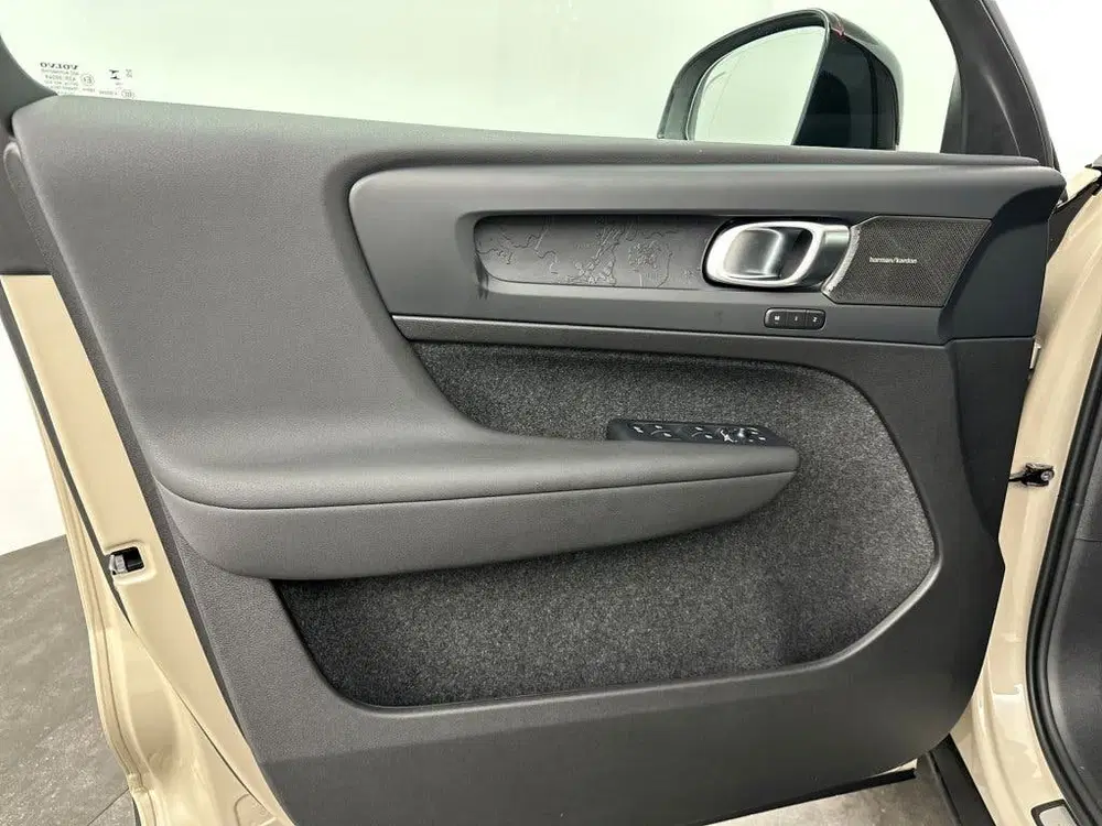 Volvo EX40 Extended Range Plus Europa Dark uit 2026, foto 14