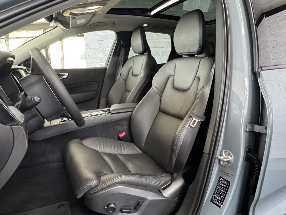 Volvo XC60 2.0 T6 Plug-in hybrid AWD Plus Dark Pano T uit 2022, foto 3