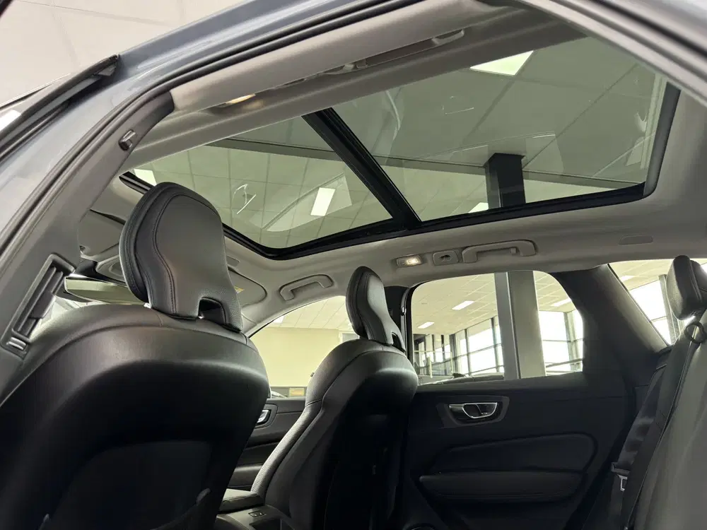 Volvo XC60 2.0 T6 Plug-in hybrid AWD Plus Dark Pano T uit 2022, foto 4