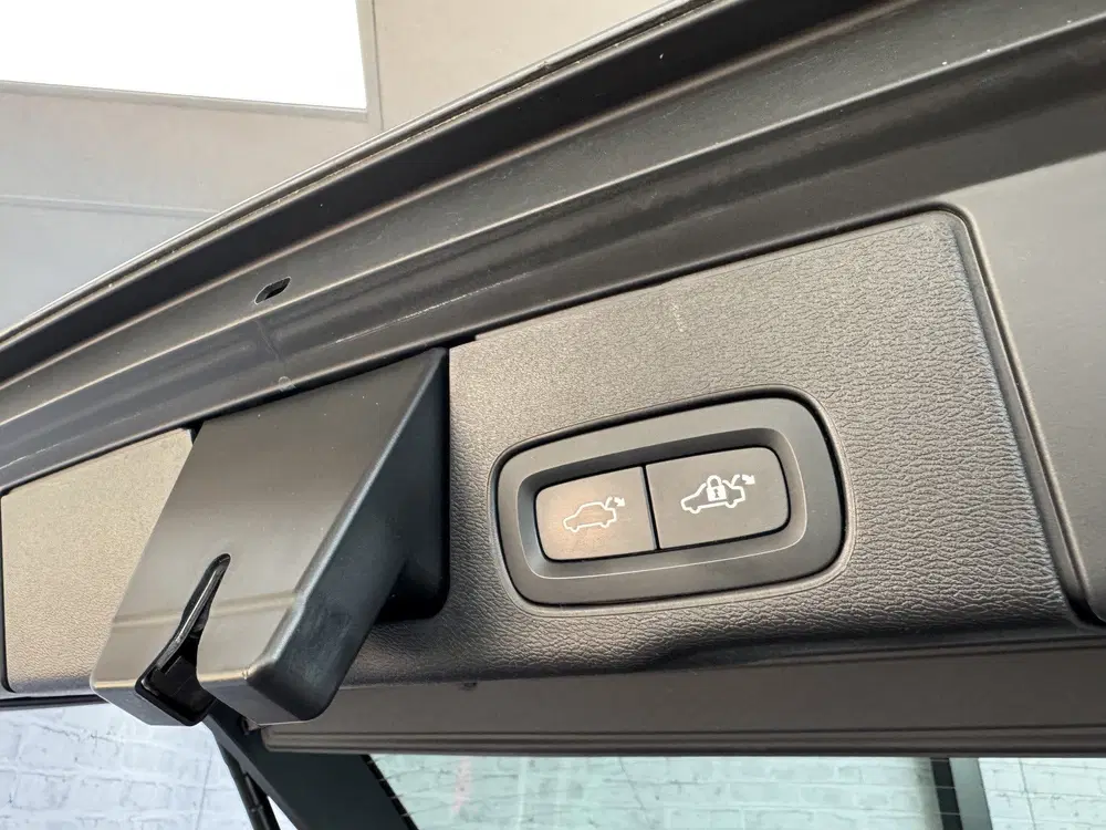 Volvo XC60 2.0 T6 Plug-in hybrid AWD Plus Dark Pano T uit 2022, foto 9