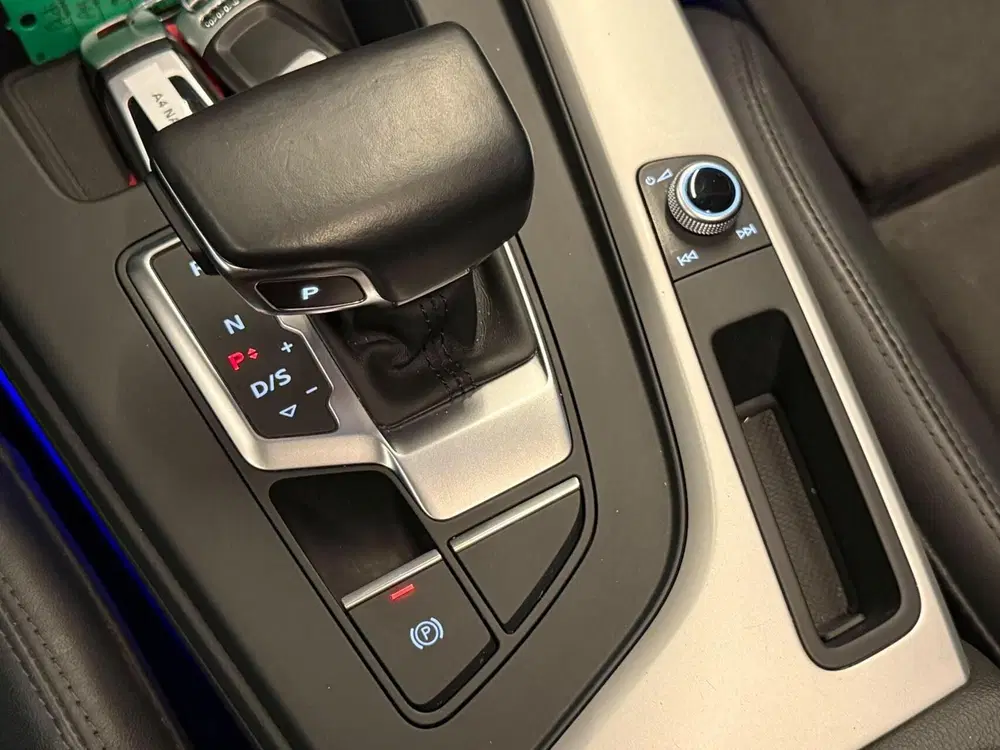 Audi A4 40 TFSI S4 Look Competition uit 2021, foto 14