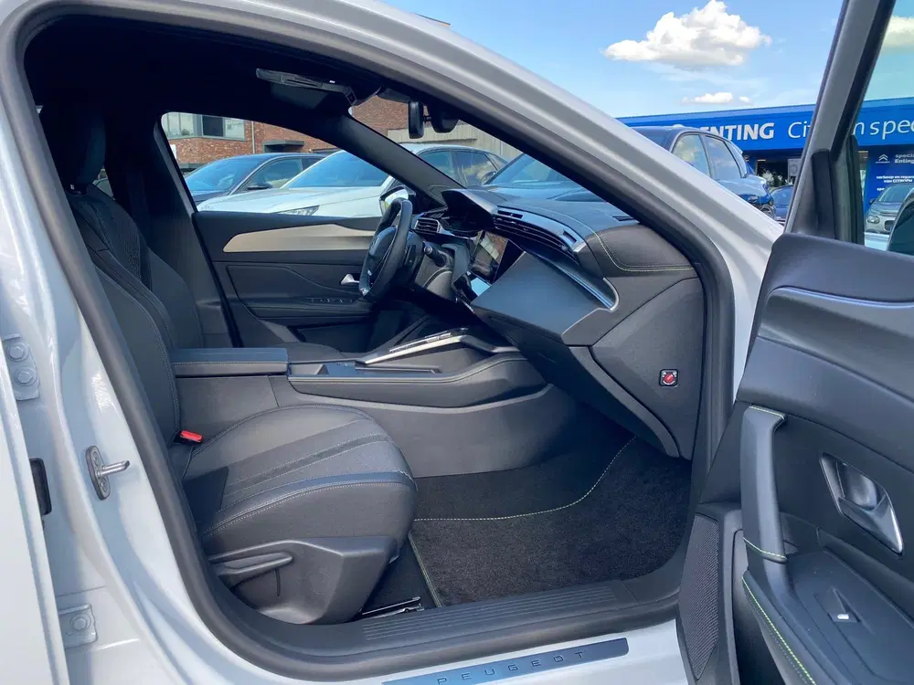 Peugeot 308 1.6 Plug-in Hybrid 180GT 18INCH 360 VISION uit 2025, foto 9