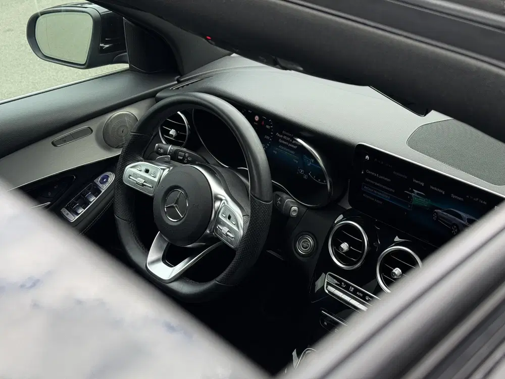 Mercedes-Benz GLC 300de 4MATIC Premium Plus AMG PANO uit 2020, foto 3
