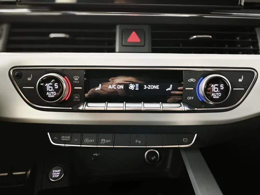 Audi A4 40 TFSI S edition Competition uit 2024, foto 13