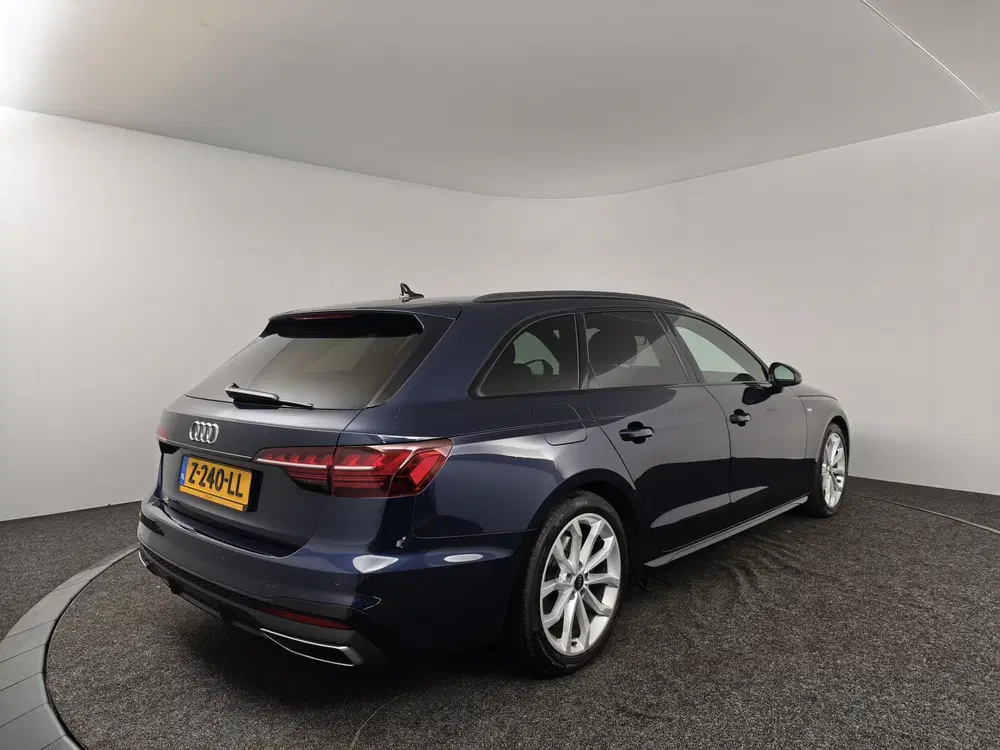 Audi A4 40 TFSI S edition Competition uit 2024, foto 2