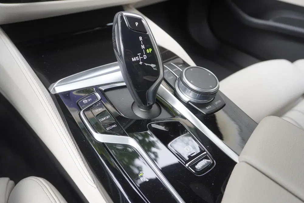 BMW 5-serie 530i Sedan uit 2020, foto 12