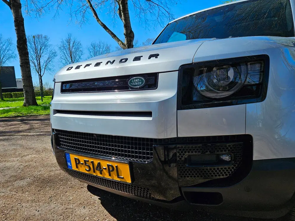 Land Rover Defender 2.0 P400e 110 ACC uit 2021, foto 2