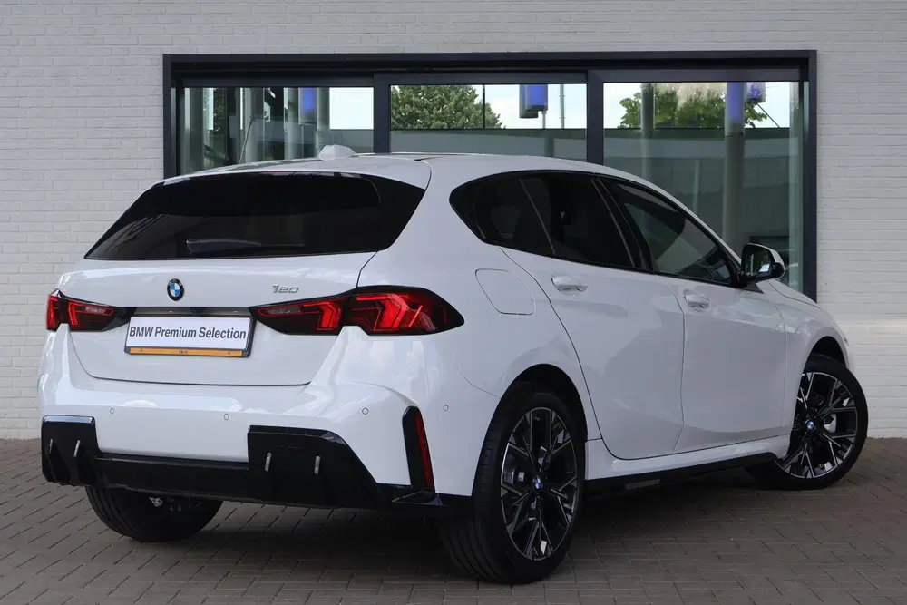 BMW 1-serie 120 M Sport Design Edition uit 2026, foto 2