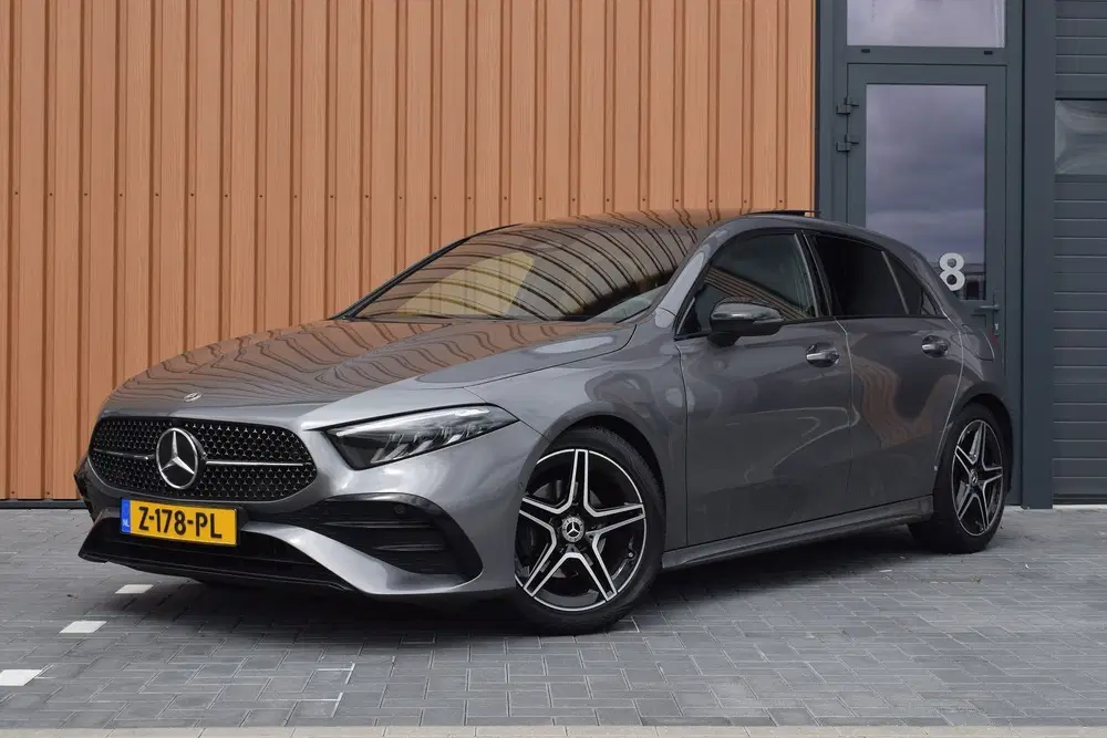 Mercedes-Benz A-Klasse 200 AMG Line Pano uit 2023
