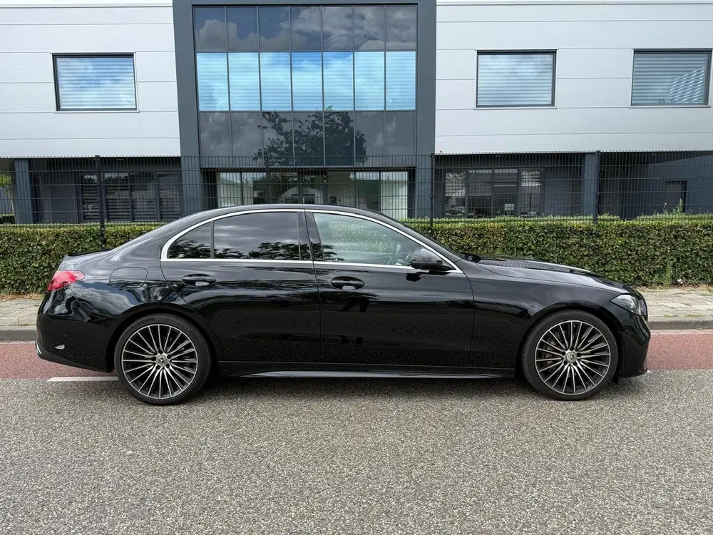 Mercedes-Benz C-Klasse 300 AMG Line DISTRONIC Actieve Stuur uit 2021, foto 2