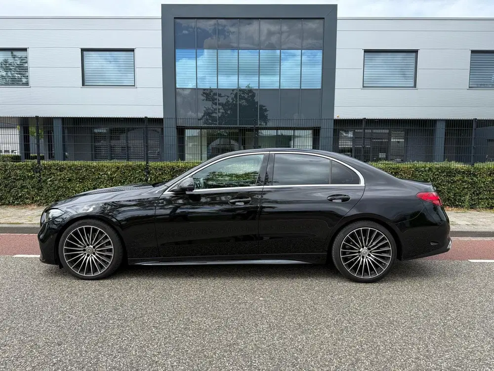Mercedes-Benz C-Klasse 300 AMG Line DISTRONIC Actieve Stuur uit 2021, foto 3