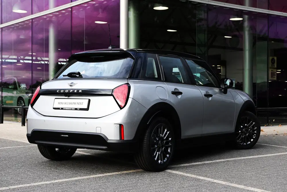 Mini Hatchback Cooper C Automaat uit 2025, foto 2