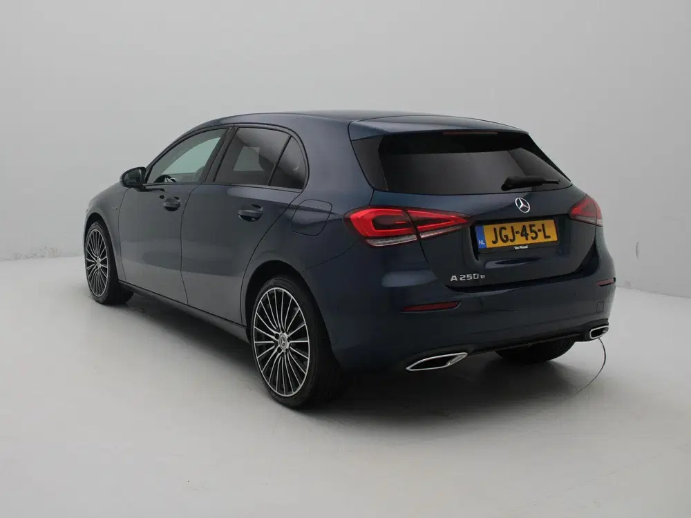 Mercedes-Benz A-Klasse 250 e Business Solution AMG Limited uit 2021, foto 2