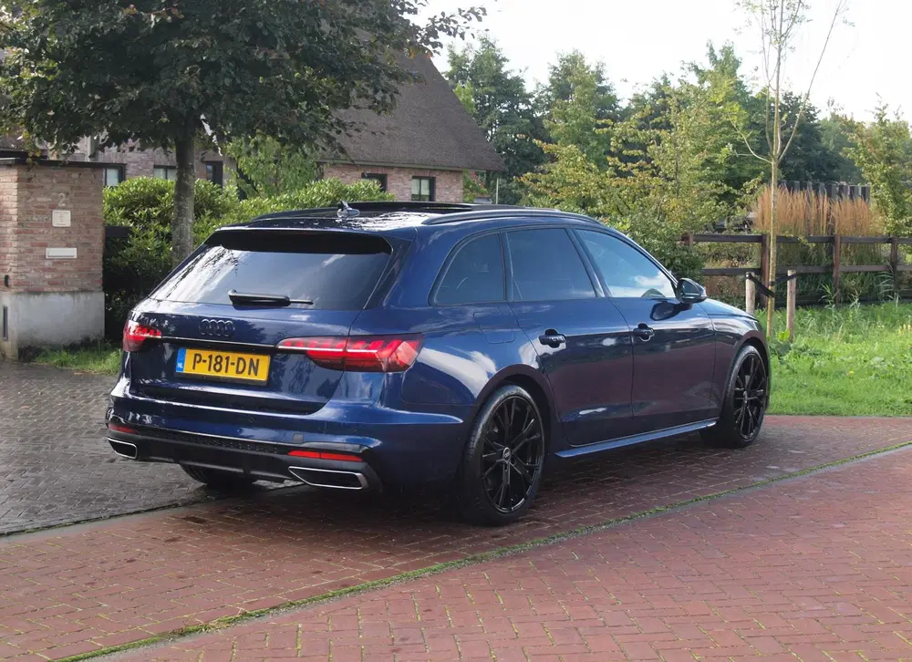Audi A4 40 TFSI quattro S edition Competition uit 2022, foto 10