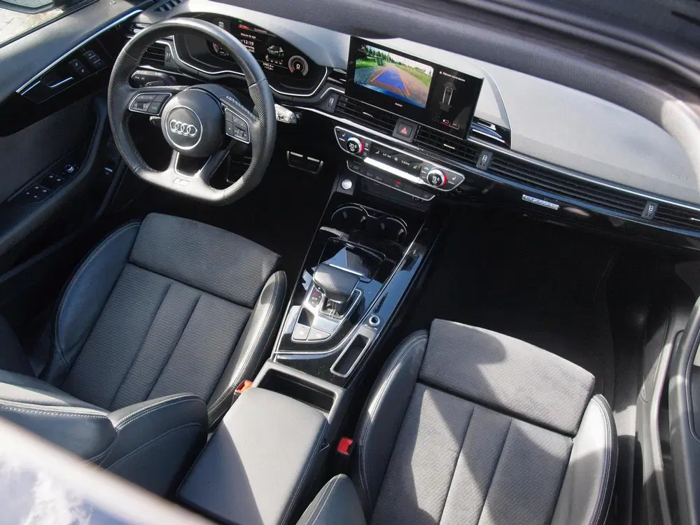 Audi A4 40 TFSI quattro S edition Competition uit 2022, foto 2