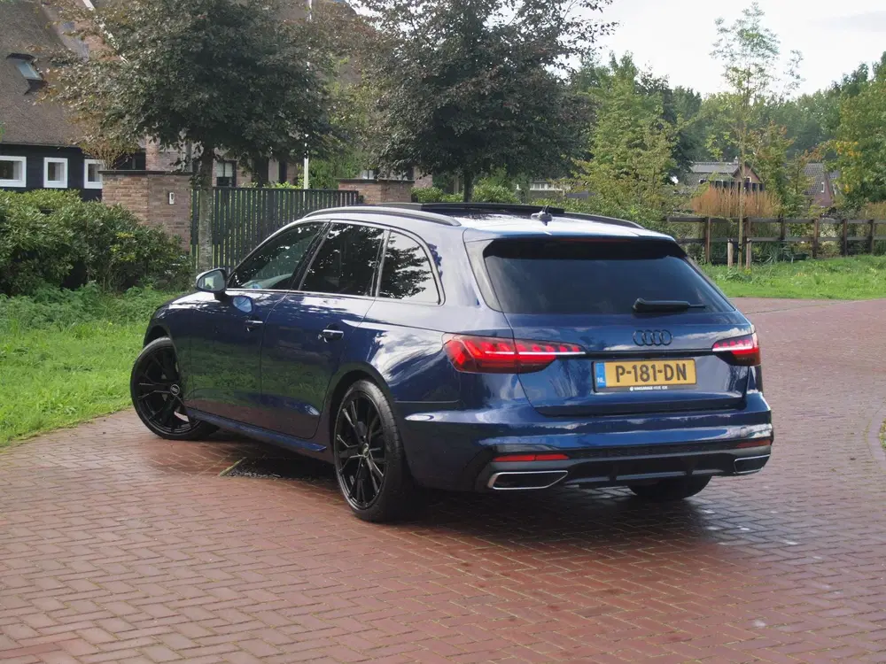 Audi A4 40 TFSI quattro S edition Competition uit 2022, foto 3