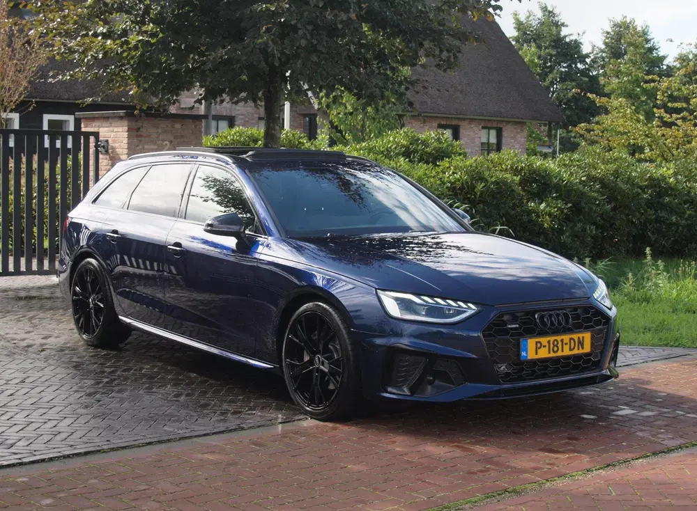 Audi A4 40 TFSI quattro S edition Competition uit 2022, foto 4