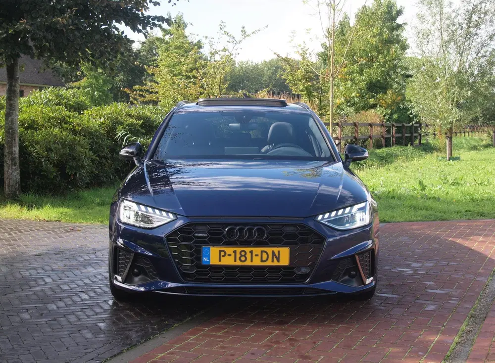 Audi A4 40 TFSI quattro S edition Competition uit 2022, foto 5