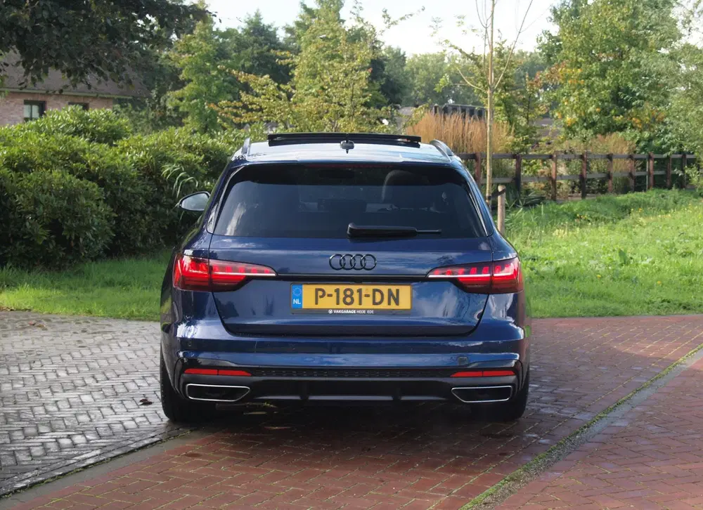 Audi A4 40 TFSI quattro S edition Competition uit 2022, foto 9