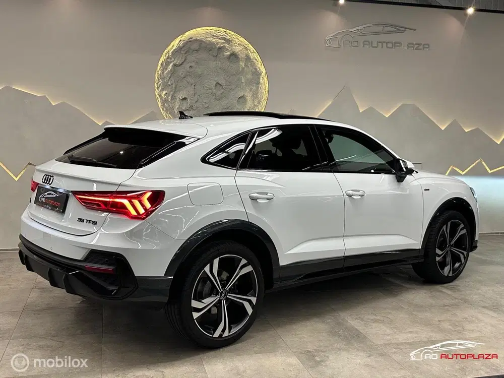 Audi Q3 35 TFSI 3x S-Line Panorama uit 2023, foto 2