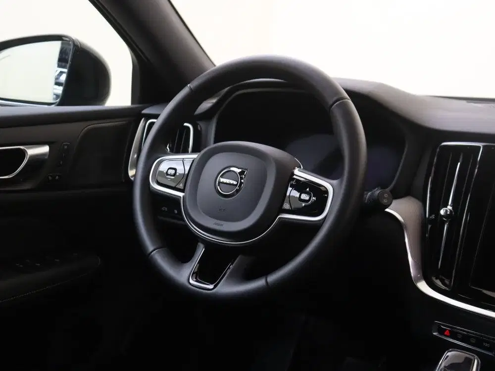 Volvo V60 T8 Plus Dark uit 2025, foto 11