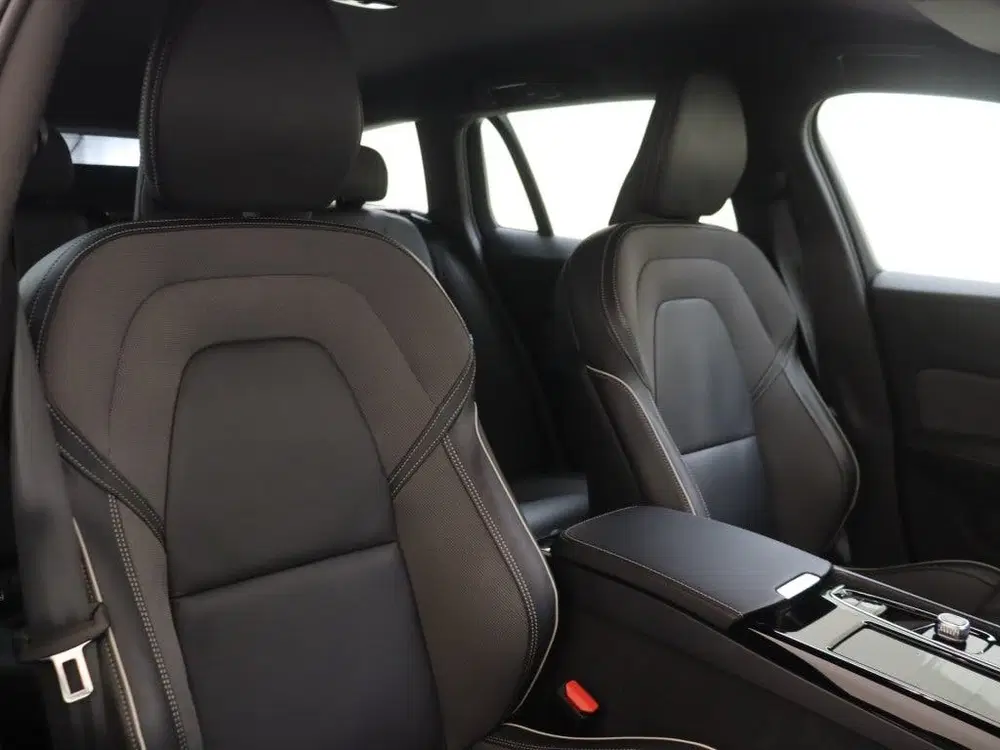 Volvo V60 T8 Plus Dark uit 2025, foto 14