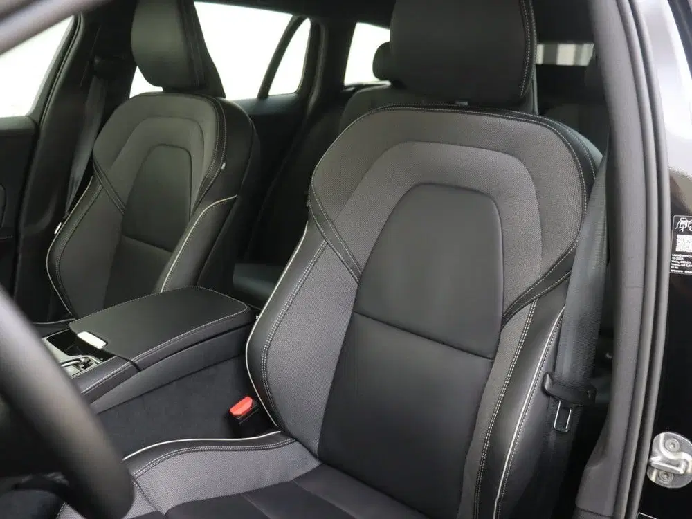 Volvo V60 T8 Plus Dark uit 2025, foto 15