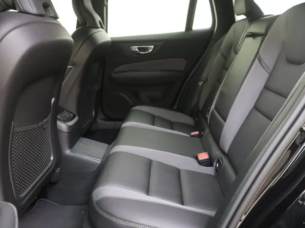 Volvo V60 T8 Plus Dark uit 2025, foto 8