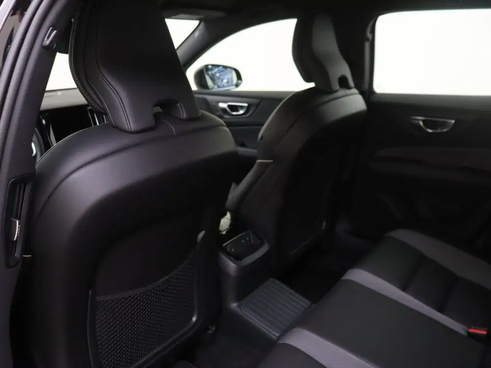 Volvo V60 T8 Plus Dark uit 2025, foto 9