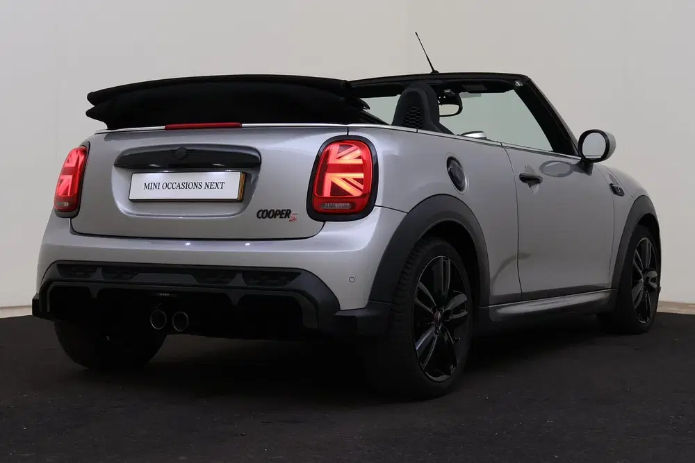 Mini Cabrio Cooper S JCW Automaat uit 2023, foto 2