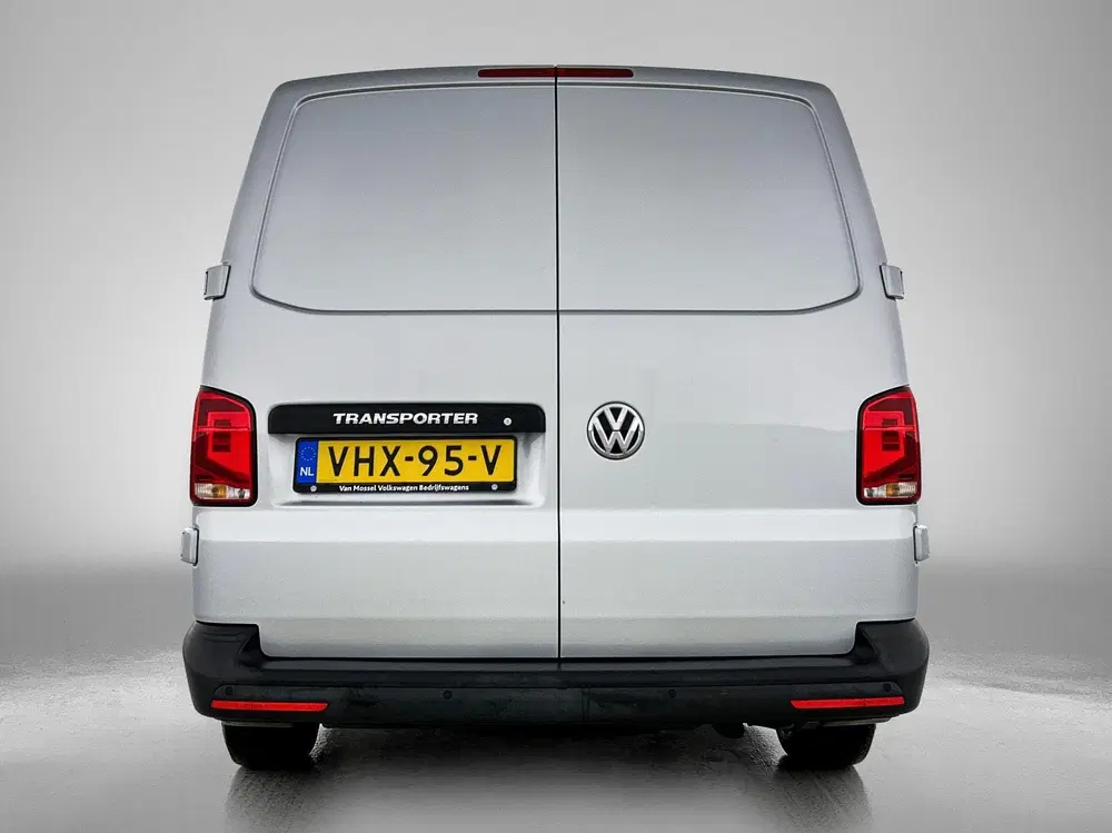 Volkswagen Transporter 2.0 TDI L2H1 150PK uit 2021, foto 3