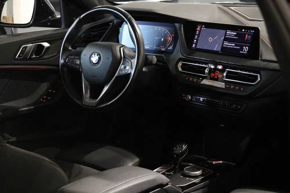 BMW 1-serie 118i Sport uit 2021, foto 2