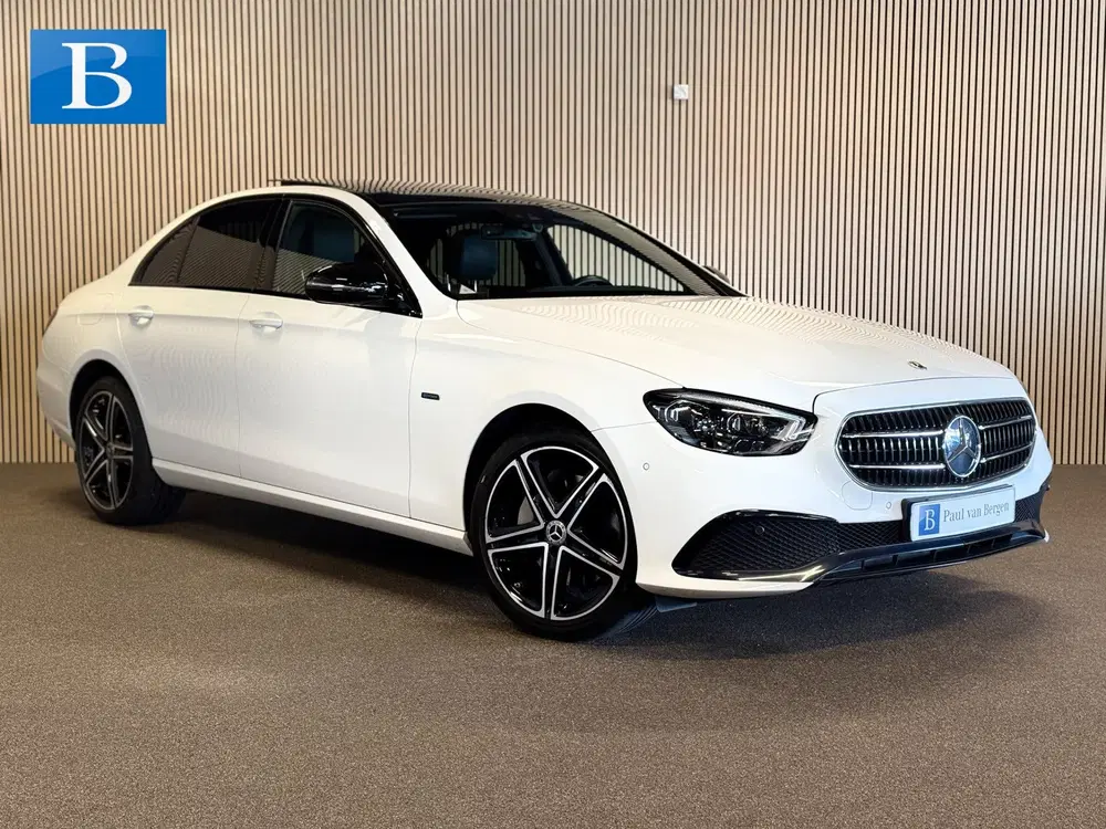 Mercedes-Benz E-Klasse 300e 4-Matic Avantgarde-PANORAMA-NIGH uit 2021